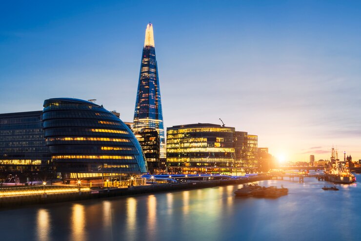 Kostenlose Foto blick auf die skyline von london von der tower bridge.