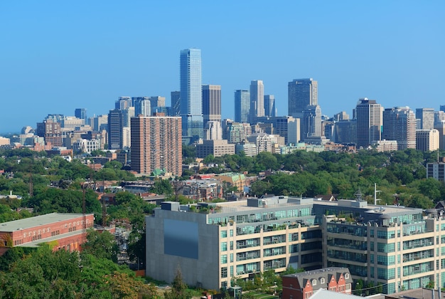 Blick auf die Skyline von Toronto mit Park und städtischen Gebäuden