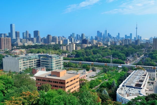 Blick auf die skyline von toronto mit park und städtischen gebäuden