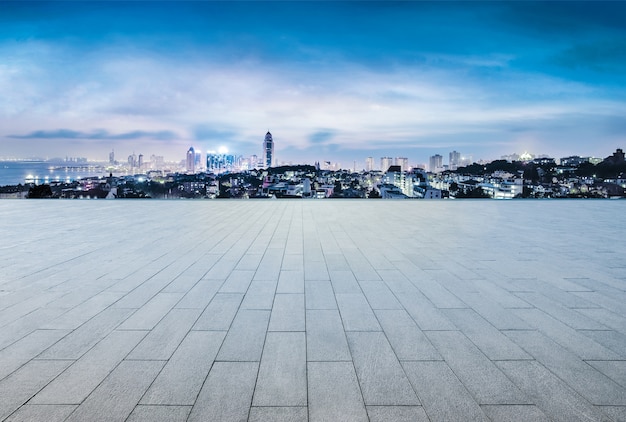 Blick auf die Stadt auf einem dunklen Tag