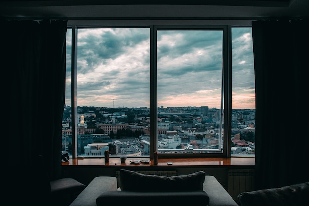 Blick auf die Stadt aus einem großen Fenster eines hohen Hauses