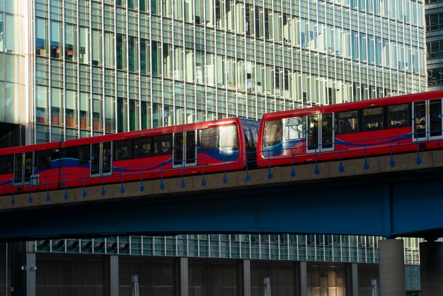 Blick auf die Stadtbrücke mit Zug in London