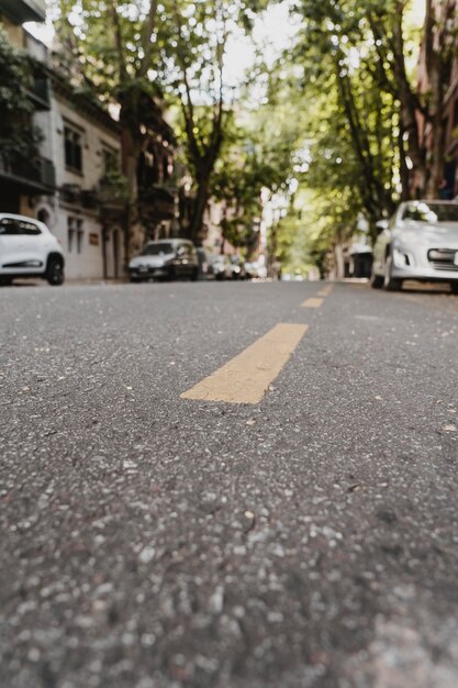 Blick auf die Straße in der Stadt mit Autos