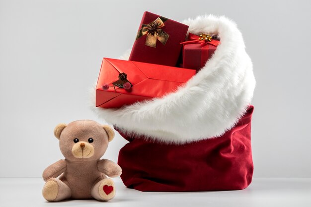 Blick auf die Weihnachtsmann-Tasche mit Geschenken und Spielzeug
