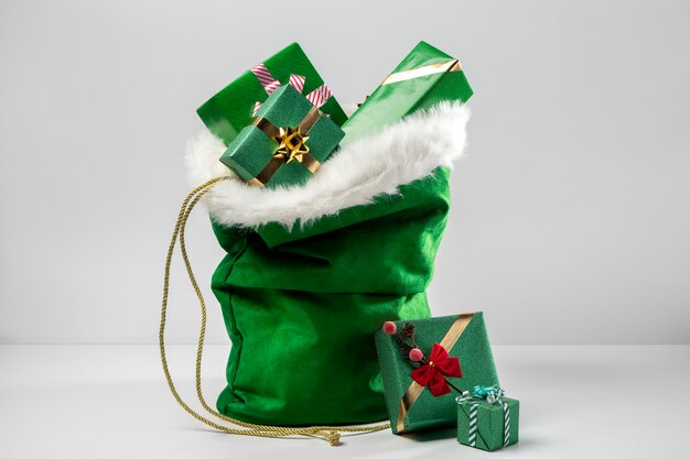 Kostenloses Foto blick auf die weihnachtsmann-tasche mit verpackten geschenken