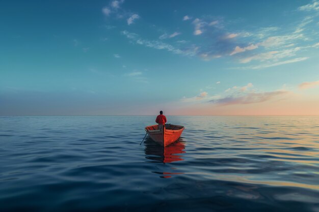 Blick auf ein Boot, das auf dem Wasser schwimmt