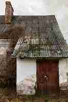 Kostenloses Foto blick auf ein verlassenes und verfallendes haus in der natur