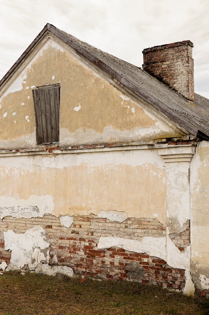 Kostenloses Foto blick auf ein verlassenes und verfallendes haus in der natur