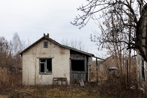 Blick auf ein verlassenes und verfallendes Haus in der Natur