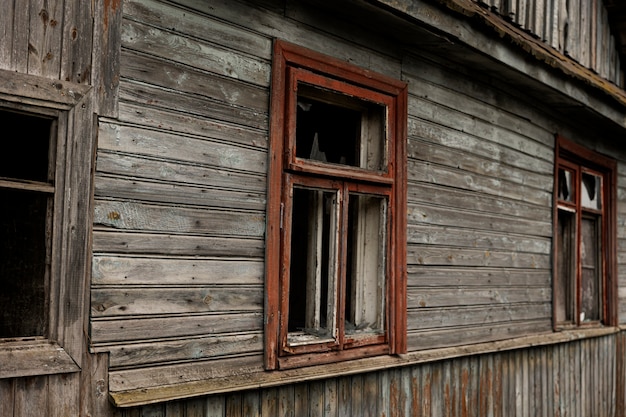 Kostenloses Foto blick auf ein verlassenes und verfallendes haus in der natur