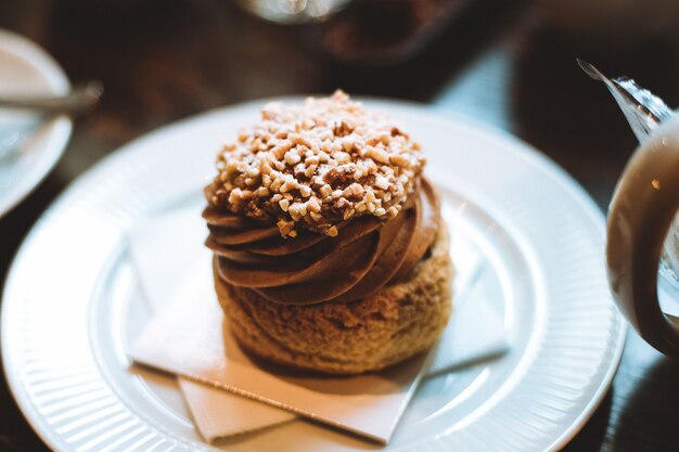 Blick auf ein wunderschön gestaltetes leckeres Dessert mit Schokolade und Zimt mit Belag