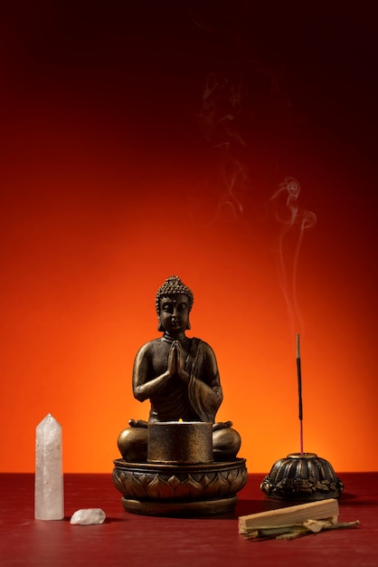 Blick auf eine Buddha-Statuette mit Weihrauch