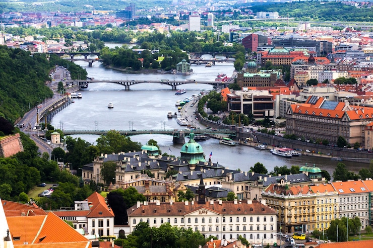 Kostenlose Foto blick auf eine bunte stadt mit einem fluss