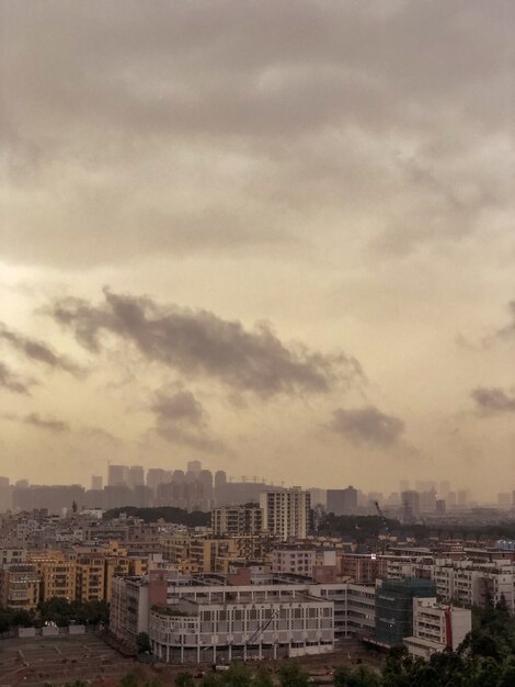 Blick auf eine Stadt voller Gebäude mit dunklen Wolken