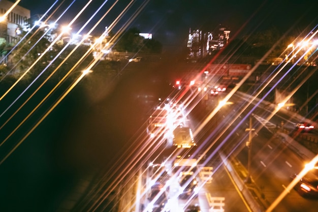 Blick auf eine stark befahrene Stadtautobahn bei Nacht