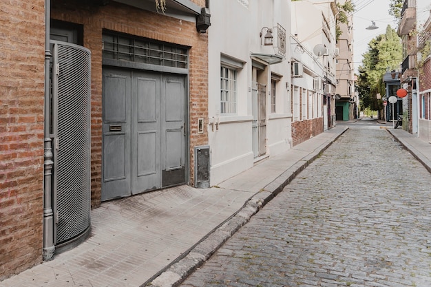 Blick auf eine Straße in der Stadt mit Häusern