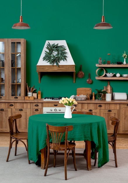 Blick auf eine wunderschön dekorierte grüne Küche