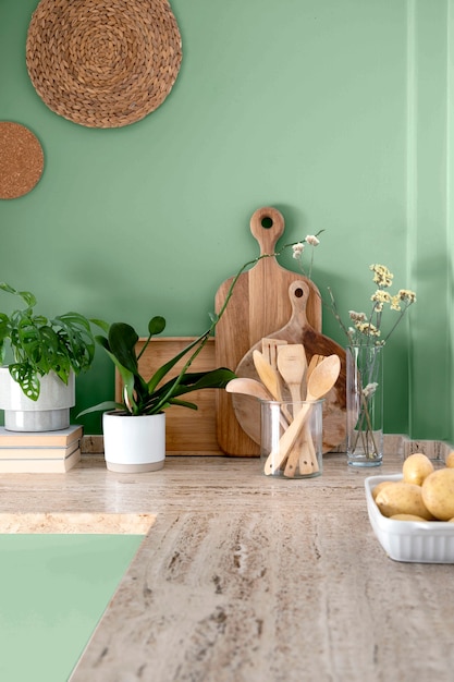 Blick auf eine wunderschön dekorierte grüne Küche