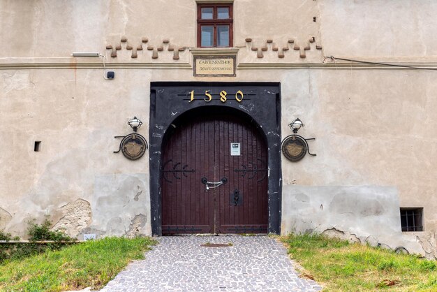 Blick auf einen alten Eingang im Schloss Peles in Rumänien