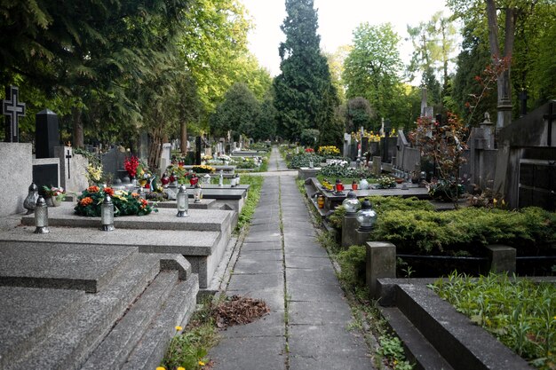 Blick auf einen Friedhof mit Grabsteinen