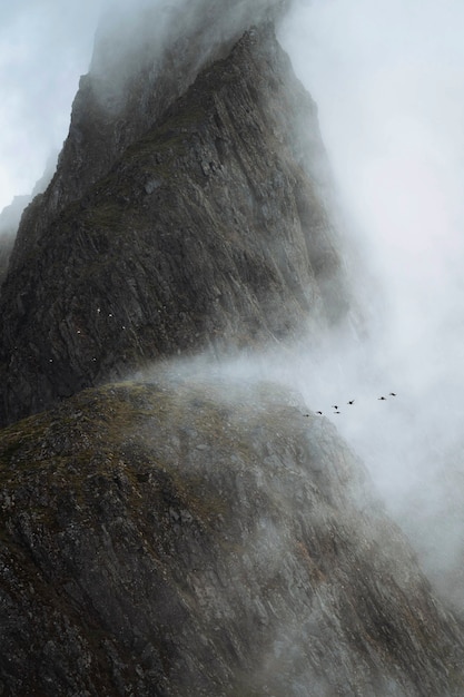 Kostenloses Foto blick auf einen nebligen berg krossanesfjall in island