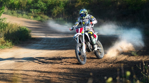 Blick auf einen reitenden Motorradfahrer bei einem Motocross-Rennen in Chisinau Moldawien