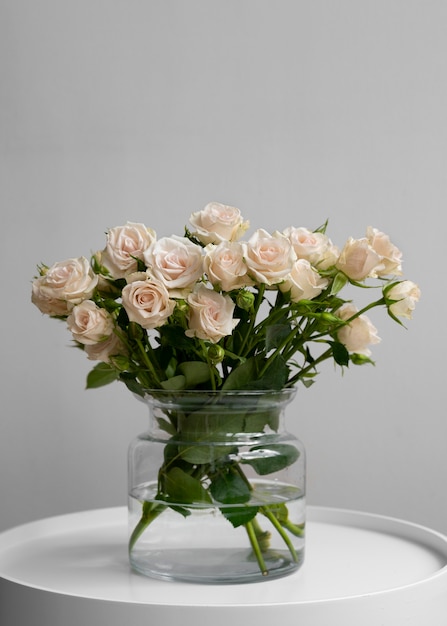 Blick auf einen zarten Strauß weißer Rosen in einer Vase