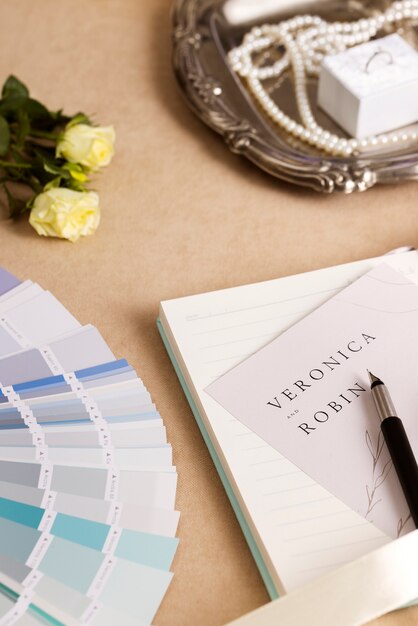 Blick auf elegante und luxuriöse Hochzeitsbriefpapier- und Planerressourcen