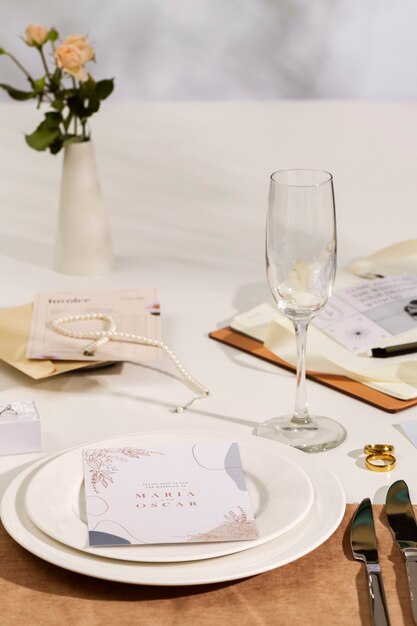 Blick auf elegante und luxuriöse Hochzeitsbriefpapier- und Planerressourcen