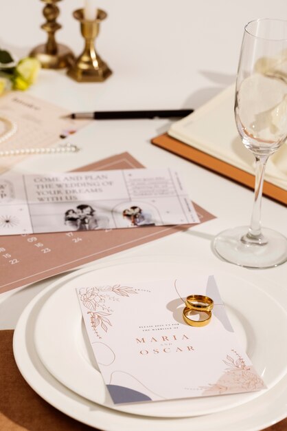 Blick auf elegante und luxuriöse Hochzeitsbriefpapier- und Planerressourcen