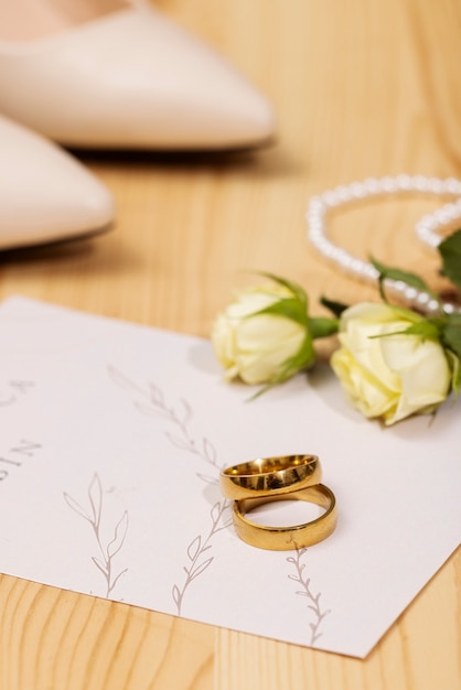 Blick auf elegante und luxuriöse Hochzeitsbriefpapier- und Planerressourcen