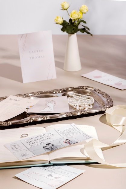 Blick auf elegante und luxuriöse Hochzeitsbriefpapier- und Planerressourcen