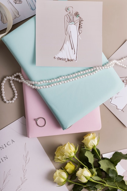 Blick auf elegante und luxuriöse Hochzeitsbriefpapier- und Planerressourcen