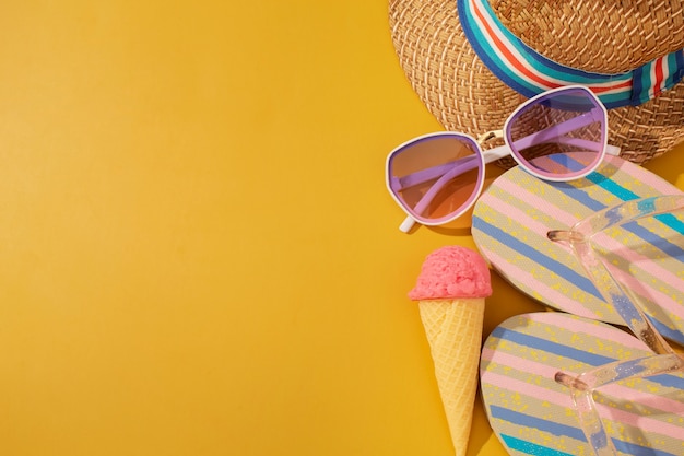 Blick auf Flip-Flops mit Sommer-Essentials und Eis