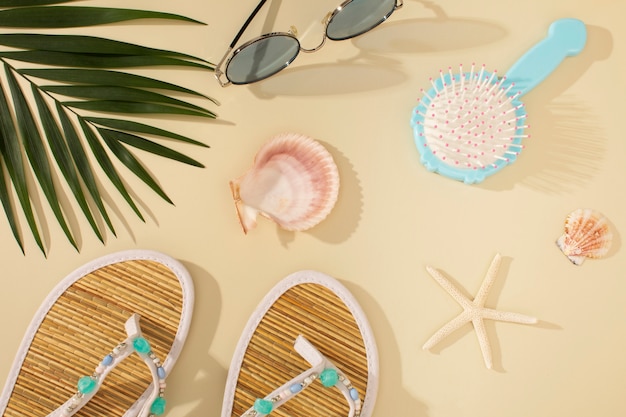 Blick auf Flip-Flops mit Sommer-Essentials und Haarbürste