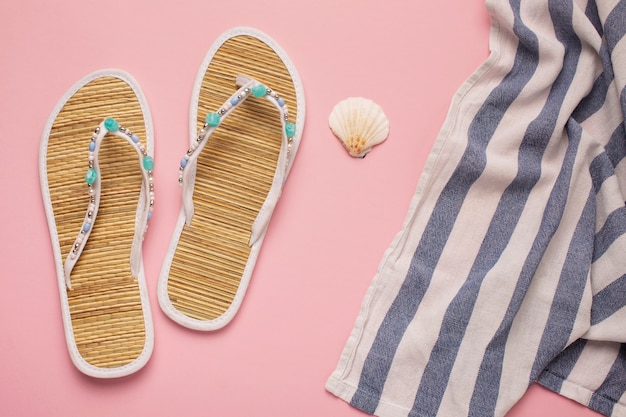 Blick auf Flip-Flops mit Sommer-Essentials und Textilien