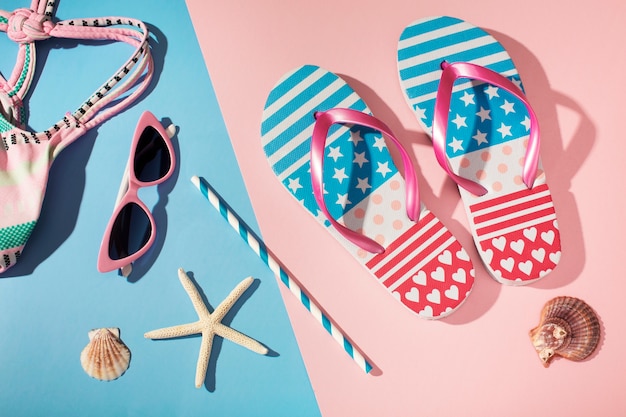 Blick auf Flip-Flops mit Sommer-Essentials