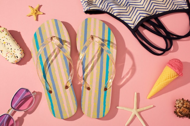 Blick auf Flip-Flops mit Sommer-Essentials