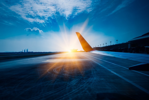 Blick auf Flugzeugflügel beim Start oder Landung