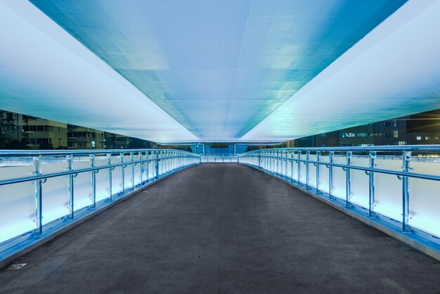 Blick auf Fußgängerbrücke in der Nacht