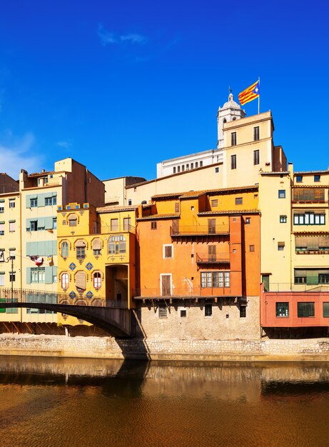 Blick auf Girona - malerische Häuser am Ufer des Flusses