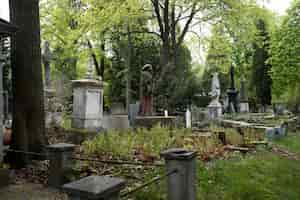 Kostenloses Foto blick auf gräber auf dem friedhof