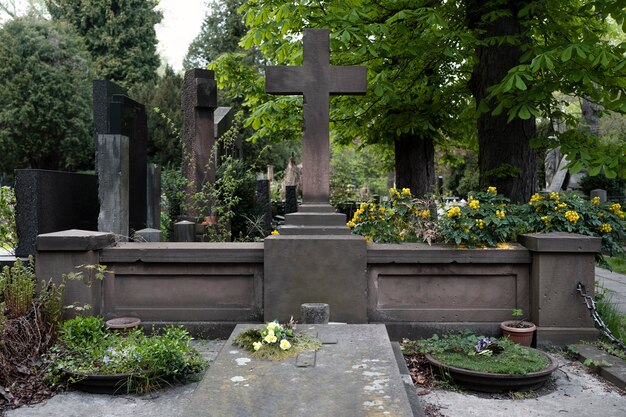 Blick auf Gräber auf dem Friedhof