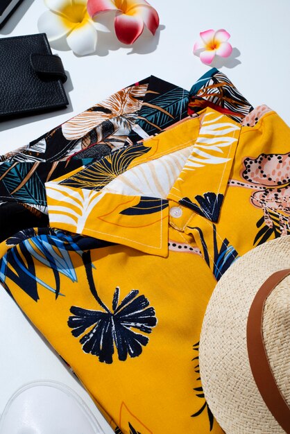 Blick auf hawaiianische Hemden mit Blumendruck und Hut