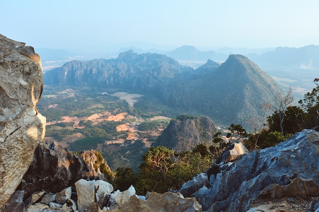 Blick auf Karst von Pha Ngern im Grünen unter dem Sonnenlicht tagsüber in Vang Vieng in Laos