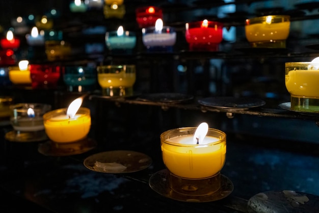 Kostenloses Foto blick auf kerzen in der basilika notredamedefourvière lyon