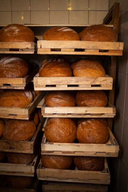 Blick auf köstliches gebackenes Brot in der Konditorei