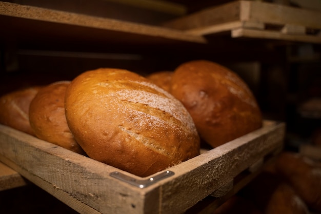 Blick auf köstliches gebackenes Brot in der Konditorei