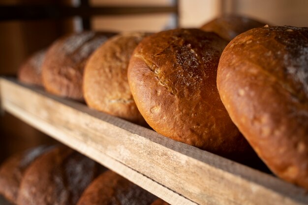 Blick auf köstliches gebackenes Brot in der Konditorei