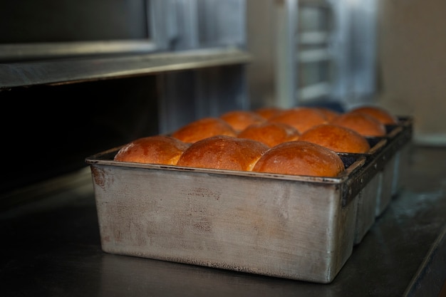 Blick auf köstliches gebackenes Brot in der Konditorei